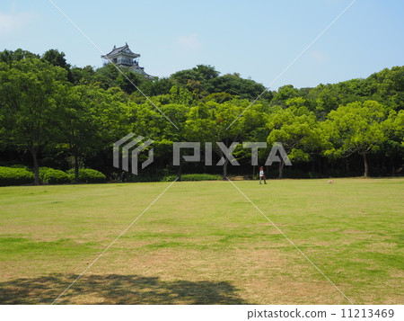 Fresh green Hamamatsu Castle Park looking up to Hamamatsu Castle 11213469