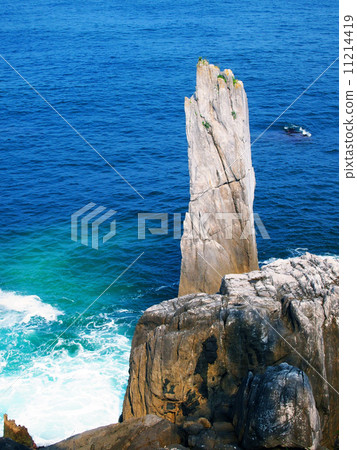 Huge kettle and half-finished stone 11214419