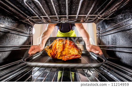 圖庫照片: cooking chicken in the oven at home.