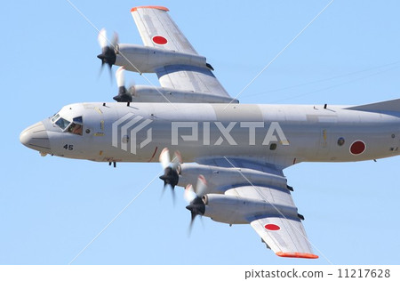 在下羽基地空氣節在藍天的背景下飛行的海上自衛隊的P-3C Olyon巡邏機 在下羽基地空氣節在藍天的背景下飛行的海上自衛隊的P-3C Olyon巡邏機 11217628