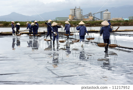 Salt worker working on salina 11217952