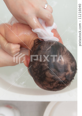 3周大的嬰兒洗澡 11218040