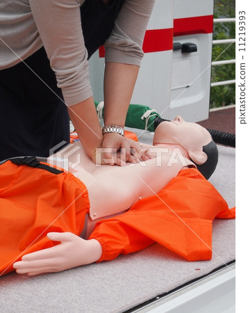 做心臟按摩和AED的女性 做心臟按摩和AED的女性 11219393