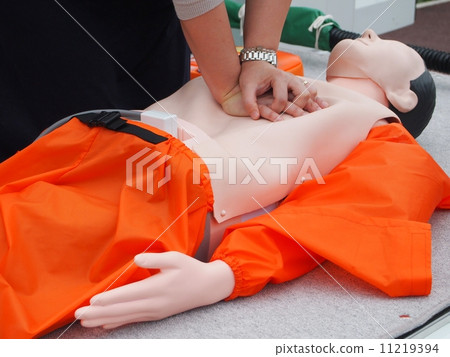 做心臟按摩和AED的女性 做心臟按摩和AED的女性 11219394