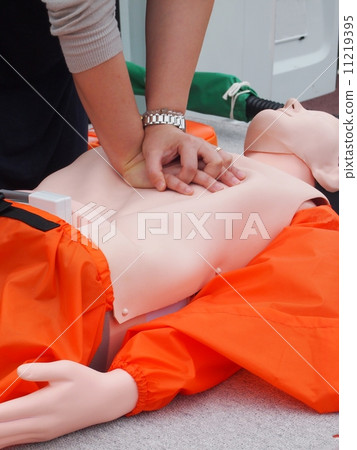 Women who do cardiac massage and AED 11219395
