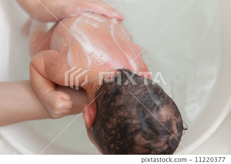 3周大的嬰兒洗澡 3周大的嬰兒洗澡 11220377