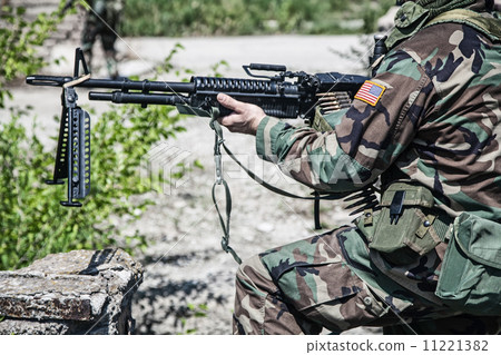 soldier with machine gun soldier with machine gun 11221382