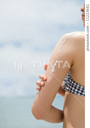 塗防曬霜的女人 11223681