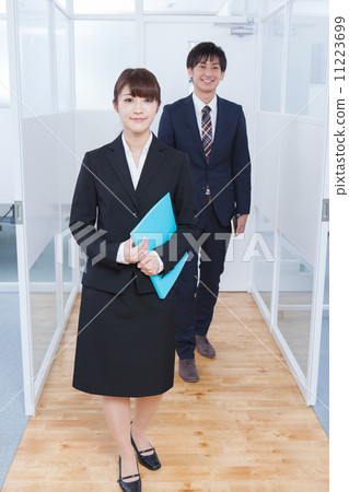在公司走廊的企業場面 11223699