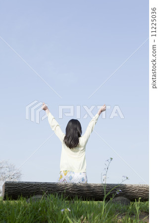 A young woman smiling at the park 11225036