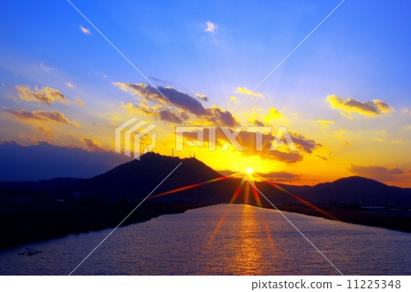 Colors and glow of falling sun 11225348