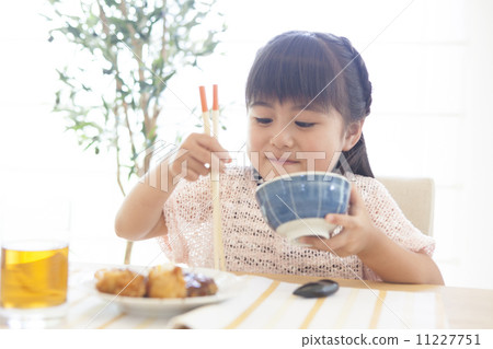一個女孩與一杯 11227751