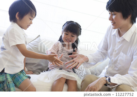 Parent and child playing on the sofa 11227752