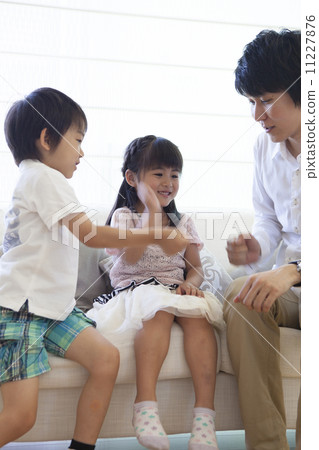 Parent and child playing on the sofa 11227876