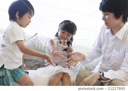 Parent and child playing on the sofa 11227893
