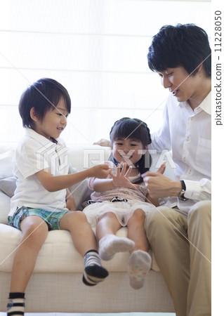 Parent and child playing on the sofa 11228050