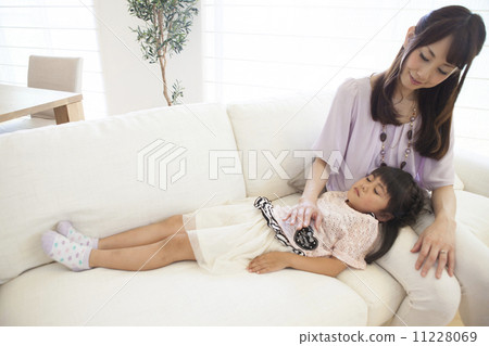 睡覺在母親的膝蓋枕頭的女孩 11228069