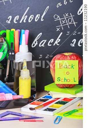 paper sticker with the words back to school 11232190