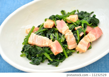 Fry bacon with spinach. 11232529