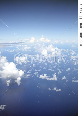 Cumulus cloud occurred on the Pacific Ocean in summer 11234305