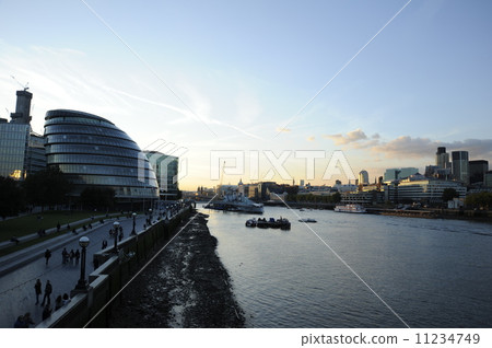 Evening scenery of the Thames river 11234749