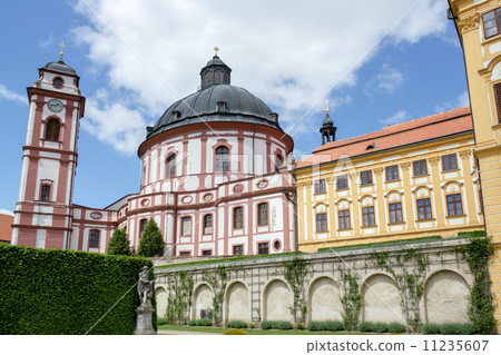 Famous Baroque chateau Jaromerice nad Rokytnou 11235607