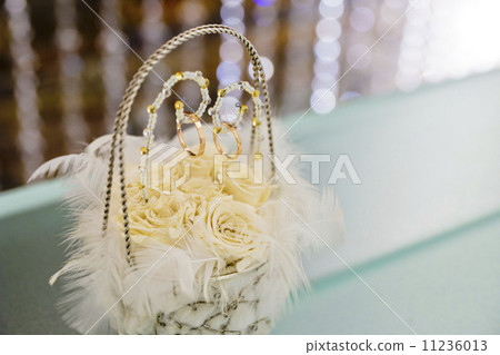 結婚戒指和枕頭 11236013