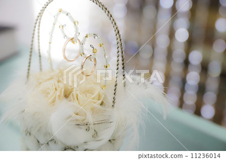 結婚戒指和枕頭 11236014
