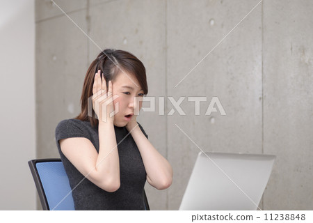 一個女人驚呆了看一台筆記本電腦 11238848