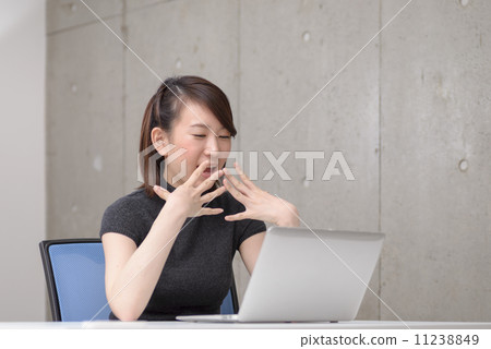 一個女人很高興看到一台筆記本電腦 11238849