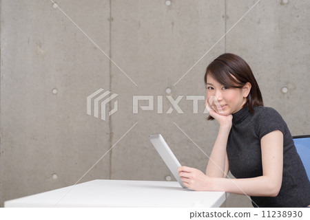 使用平板設備的一個少婦 11238930
