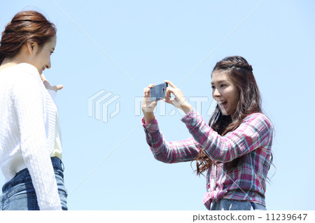 藍天和兩個女人 11239647