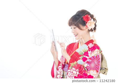 使用平板電腦的和服的女人 使用平板電腦的和服的女人 11242180