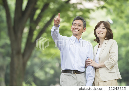 一對50多歲的夫婦 11242815