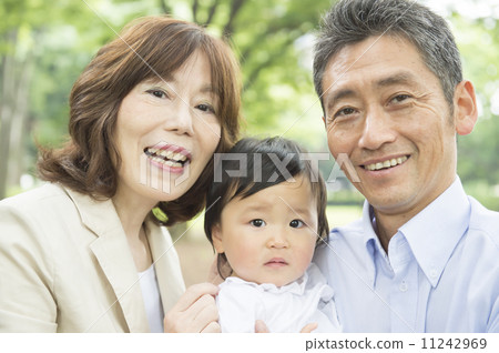 高級夫婦和孫子 11242969