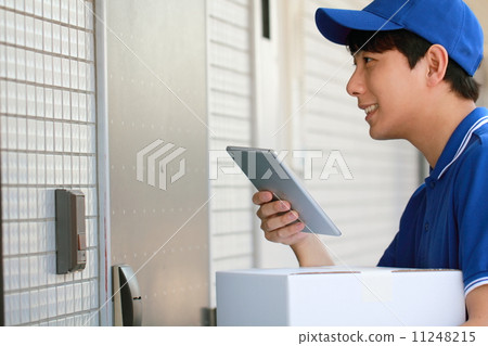 Worker deliverer home delivery office move (male work business 30's businessman) Worker deliverer home delivery office move (male work business 30's businessman) 11248215