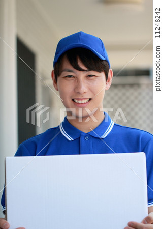 Worker deliverer home delivery office move (male work business 30's businessman) 11248242