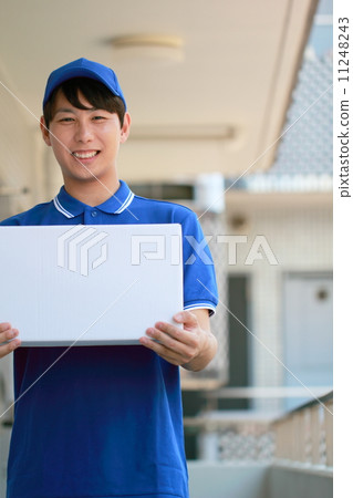 Worker deliverer home delivery office move (male work business 30's businessman) Worker deliverer home delivery office move (male work business 30's businessman) 11248243