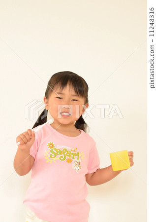 女孩刷牙 女孩刷牙 11248316