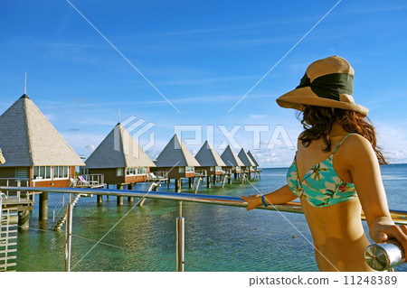 水小屋和婦女 11248389