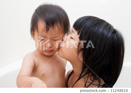 一個孩子的姐妹在洗澡 一個孩子的姐妹在洗澡 11248610