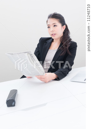 穿著西裝的女商人 穿著西裝的女商人 11248710