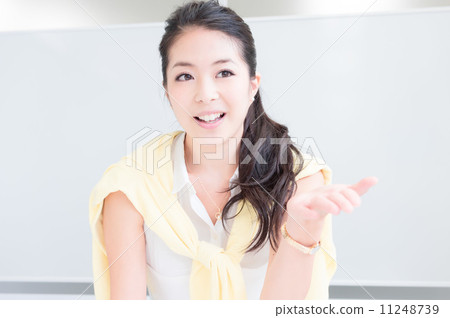 休閒風格的女商人 11248739