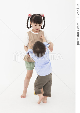 Boys and girls who get along well 11255106