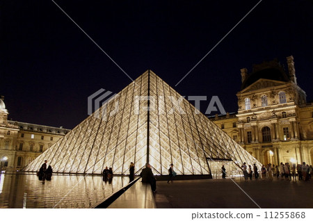 Louvre museum, night view 11255868
