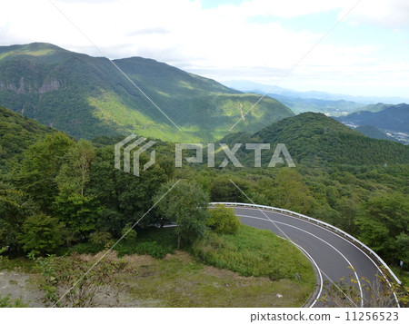 山和蜿蜒的道路 山和蜿蜒的道路 11256523