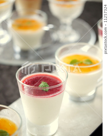 Panna cotta自助式水果醬(黑色背景·垂直位置) Panna cotta自助式水果醬(黑色背景·垂直位置) 11257324