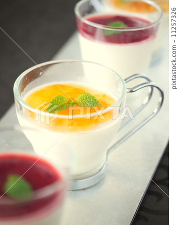 Fruit sauce panna cotta (black background · vertical position) Fruit sauce panna cotta (black background · vertical position) 11257326
