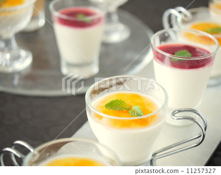 Panna cotta buffet style of fruit sauce (black background · landscape position) Panna cotta buffet style of fruit sauce (black background · landscape position) 11257327