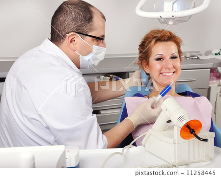 dentist at work 11258445